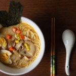 review-makanan-ramen-hakata-dengan-mie-tipis-khas