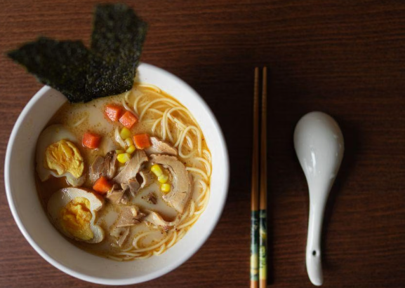 review-makanan-ramen-hakata-dengan-mie-tipis-khas