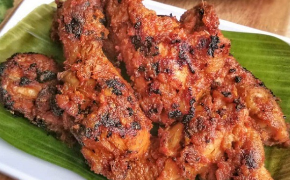 review-makanan-ayam-bakar-bumbu-rujak-legit-dan-pedas