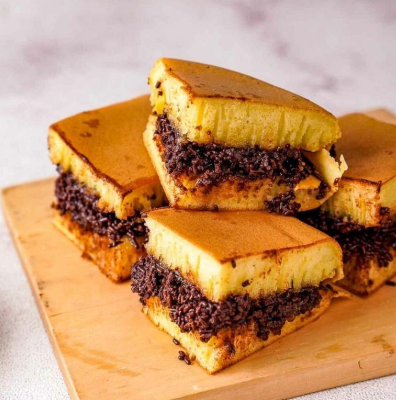 Review Makanan Martabak Manis Tebal dan Lembut